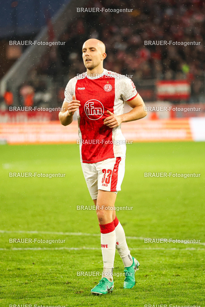 Rot-Weiss Essen - 1.Fc Schweinfurt | Essen, Deutschland, 02.11.2025 Tobias Kraulich  (Rot-Weiss Essen) schaut während des 3.Liga Spiels zwischen  Rot-Weiss Essen und 1.Fc Schweinfurt am 02.11.2025 im Stadion an der Hafenstraße in Essen. (Foto von Timo Bluhmki-Schmidt/Brauer Fotoagentur