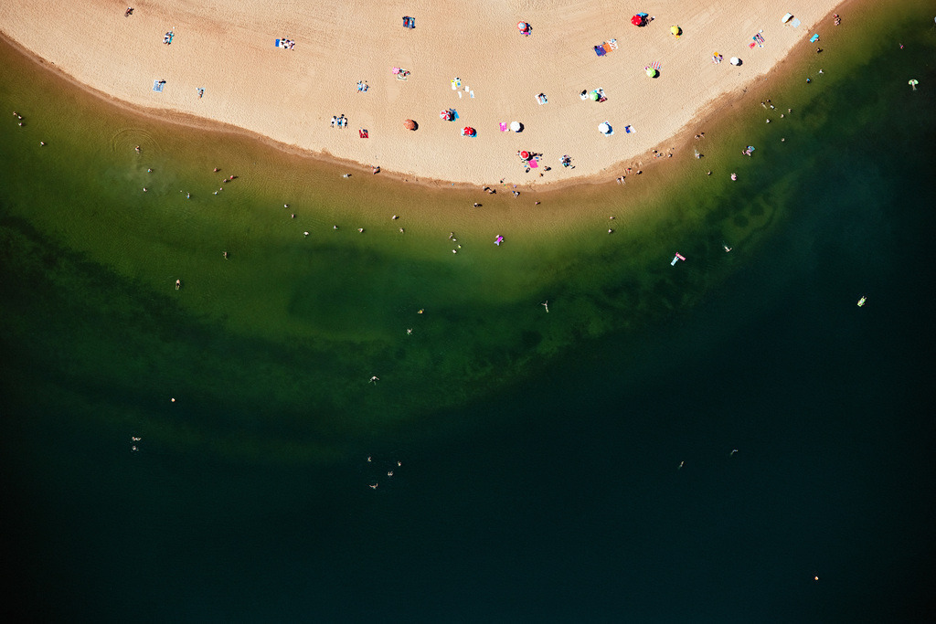 dr__0067495.jpg | PLEINFELD 17.06.2021 Uferbereiche am Sandstrand des Freibades Badestrand Allmannsdorf am Brombachsee in Pleinfeld im Bundesland Bayern, Deutschland. // Sandy beach areas on the Badestrand Allmannsdorf on Brombachsee in Pleinfeld in the state Bavaria, Germany. Foto: Daniel Reiter
