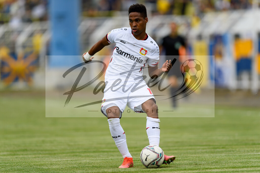 LLELEV20210807_122 | Fussball, Herren: Wendell (Bayer 04 Leverkusen) in Aktion, am Ball, Einzelaktion beim Spiel der 1. Runde im DFB-Pokal zwischen 1. FC Lokomotive Leipzig und Bayer 04 Leverkusen im Bruno-Plache-Stadion am 07.08.2021 in Leipzig, Deutschland.DFB / DFL REGULATIONS PROHIBIT ANY USE OF PHOTOGRAPHS AS IMAGE SEQUENCES AND/OR QUASI-VIDEO. - Realisiert mit Pictrs.com