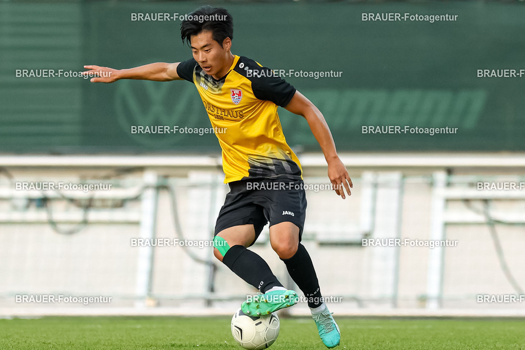 SB_KFCBAU_20250815_4281.JPG -  - KFC Uerdingen - SF Baumberg - Oberliga Niederrhein | Krefeld, Deutschland, 15.08.25: Seongsun You (KFC Uerdingen) in Aktion, am Ball, Einzelaktion während des Oberliga Niederrhein Spiels zwischen KFC Uerdingen - SF Baumberg in der Grotenburg Stadion am 15. August 2025 in Krefeld, Deutschland. (Foto von Stefan Brauer/Brauer-Fotoagentur)