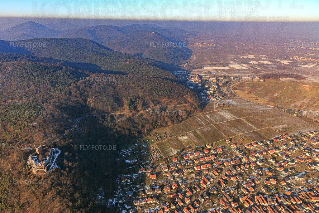 Dorfübersicht am Haardtrand mit Burg Landeck im Winter mit wenig Schnee aus Süden | Luftbild: Dorfübersicht am Haardtrand mit Burg Landeck im Winter mit wenig Schnee aus Süden in Klingenmünster im Bundesland Rheinland-Pfalz in Deutschland. Foto: IMG_096331.jpg vom 21.01.2017 durch Werner Riehm/FLY-FOTO.de - Realisiert mit Pictrs.com