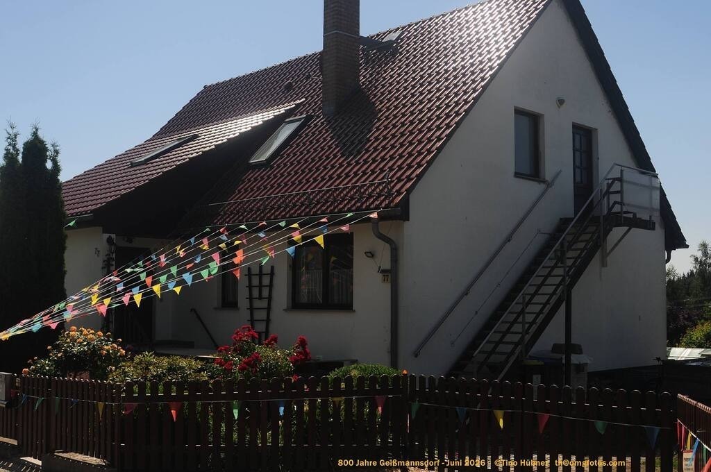 Geißmannsdorf-2026-Ortsbilder-588 | Geißmannsdorf bei Bischofswerda im Sommer 2026. Ein fotografischer Streifzug durch das Dorf Geißmannsdorf, mit Gebäuden, Straßen, Strohpuppen und geschmückten Vorgärten und Grundstücken anlässlich der 800-Jahr-Feier von Geißmannsdorf im Juni 2026 - Realisiert mit Pictrs.com