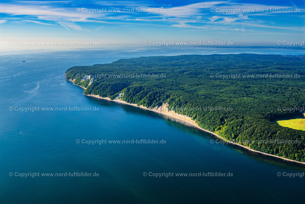 Kreidefelsen_Königsstuhl_Rügen_Els_6949100822 | SASSNITZ 10.08.2022 Blick auf die Kreideküste im Nationalpark Jasmund bei Sassnitz auf der Insel Rügen in Mecklenburg-Vorpommern. Der markante Felsvorsprung Königsstuhl befindet sich in der Umgebung der Stubbenkammer in dem seit 1990 bestehenden Nationalpark am Ufer zur Ostsee mit einem Buchenwald, der teilweise zum UNESCO-Welterbe gehört. Weiterführende Informationen bei: Nationalpark-Zentrum KÖNIGSSTUHL Sassnitz gemeinnützige GmbH. // View of the chalk cliff coast in the National Park Jasmund near Sassnitz on the island Ruegen in Mecklenburg-West Pomerania. Further information at: Nationalpark-Zentrum KOeNIGSSTUHL Sassnitz gemeinnuetzige GmbH. Foto: Martin Elsen