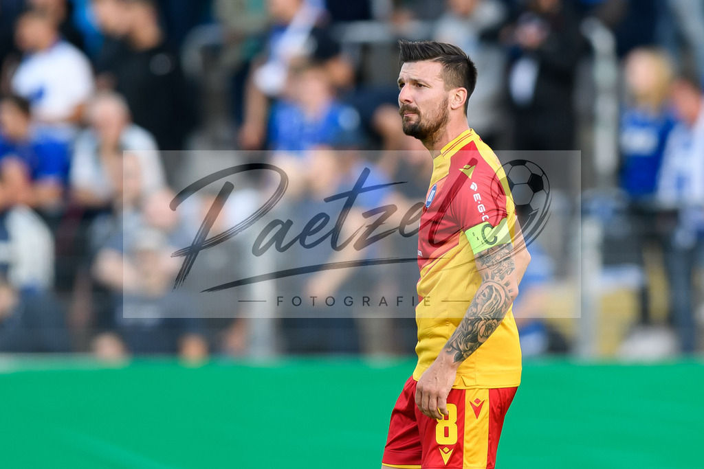 LOTKSC20210809_134 | Fussball, Herren: Jerome Gondorf (Karlsruher SC) schaut beim Spiel der 1. Runde im DFB-Pokal zwischen SF Lotte und Karlsruher SC im Stadion am Lotter Kreuz am 09.08.2021 in Lotte, Deutschland.DFB / DFL REGULATIONS PROHIBIT ANY USE OF PHOTOGRAPHS AS IMAGE SEQUENCES AND/OR QUASI-VIDEO. - Realisiert mit Pictrs.com