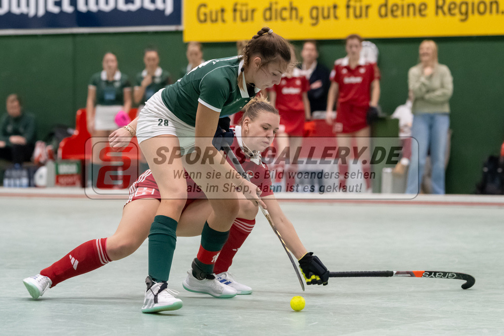 SFE_20241201_0046 | Köln, Deutschland, 01.12.2024:  Hockey 1. Bundesliga Damen Rot-Weiss Köln - HTC Uhlenhorst im KTHC Stadion Rot-Weiss Köln Tennis and Hockey Club am 01.12.2024 in Köln, Deutschland. (Foto von Stephan Fehrmann)Köln, Germany, 01.12.2024: Hockey 1. Bundesliga Damen Rot-Weiss Köln - HTC Uhlenhorst in KTHC Stadion Rot-Weiss Köln Tennis and Hockey Club at 01.12.2024 in Köln, Deutschland. (Foto from Stephan Fehrmann)
