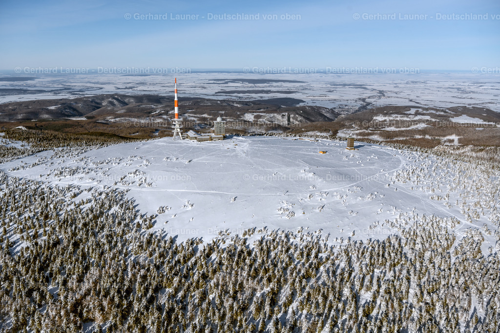4044924 | SCHIERKE 14.02.2021 Winterlich schneebedeckte Funkturm und Sendeanlage auf der Kuppe des Brocken im Harz in Schierke im Bundesland Sachsen-Anhalt, Deutschland. Weiterführende Informationen bei: DFMG Deutsche Funkturm GmbH,  Deutscher Wetterdienst DWD. // Wintry snowy radio tower and transmitter on the crest of the mountain range Brocken in Harz in Schierke in the state Saxony-Anhalt, Germany. Further information at: DFMG Deutsche Funkturm GmbH,  Deutscher Wetterdienst DWD. Foto: Gerhard Launer