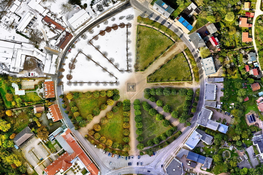 jahr23 - Putbus_klein | Findlinge im Eis, Zeesenboote bei der Traditionsregatta, eine Seebrücke im Sonnenaufgang - mit den Bildern aus dieser Galerie erhalten Sie wunderschöne Aufnahmen über das ganze Jahr. Ein tolles Produkt zum Verschenken, Werben oder zum Träumen vom nächsten - Realisiert mit Pictrs.com