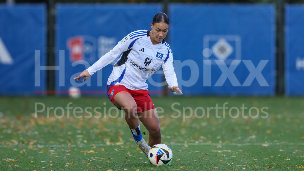 Fussball, 2. Frauen-Bundesliga, Hamburger SV - Borussia Mönchengladbach | v.li.: Melina Krüger (Hamburger SV, 9) am Ball, Freisteller, Einzelbild, Ganzkörper, Aktion, Action, Spielszene, DIE DFB-RICHTLINIEN UNTERSAGEN JEGLICHE NUTZUNG VON FOTOS ALS SEQUENZBILDER UND/ODER VIDEOÄHNLICHE FOTOSTRECKEN. DFB REGULATIONS PROHIBIT ANY USE OF PHOTOGRAPHS AS IMAGE SEQUENCES AND/OR QUASI-VIDEO.