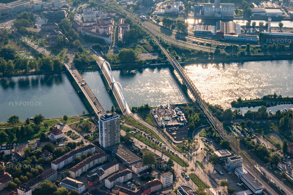 Luftbild: Europabrücke, Beatus-Rhenanus-Brücke und Eisenbahnbrücke über den Rhein nach Strasbourg in Kehl im Bundesland Baden-Württemberg in Deutschland. Foto: IMG_137816.jpg vom 18.08.2023 durch Werner Riehm/FLY-FOTO.de