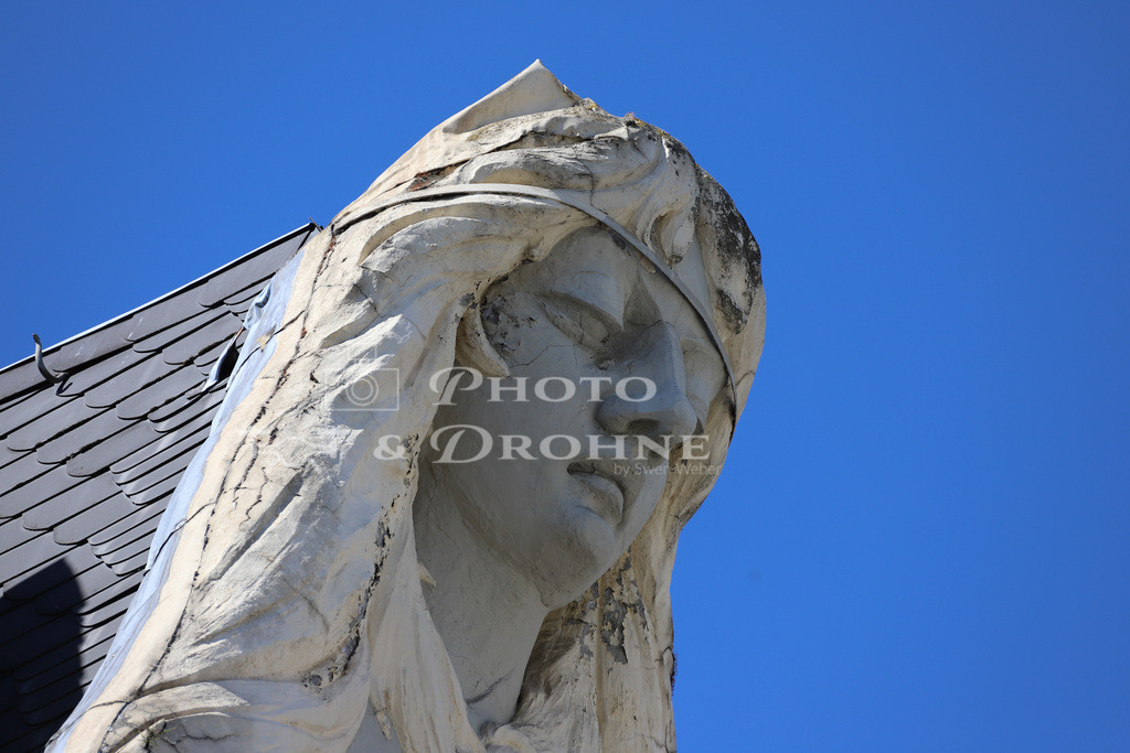 koblenz altstadt hygieia -9971 | Hygieia Darstellung im Jugendstil an einem Dachgiebel in der Koblenzer Altstadt. Das Kunstwerk findet man in der Firmungsstraße. Ob der Bildhauer oder Künstler vom Mittelrhein stammt ist nicht bekannt. - Realisiert mit Pictrs.com