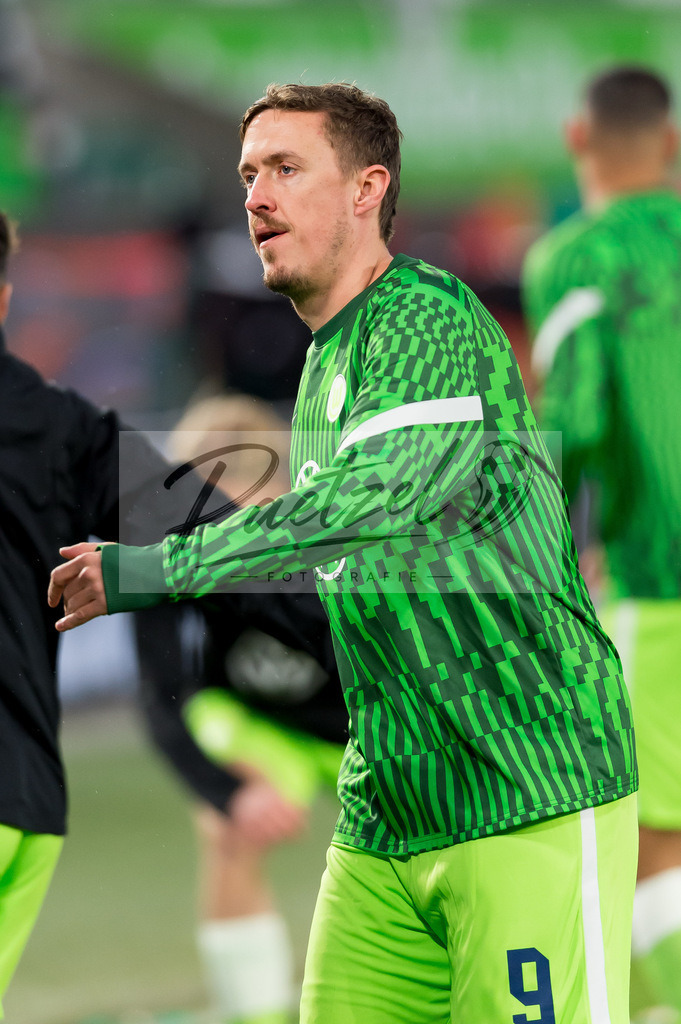 WOBFUE20220206_003 | Fussball, Herren: Max Kruse (VfL Wolfsburg) schaut bei dem Spiel der 1. Bundesliga zwischen VfL Wolfsburg und SpVgg Greuther Fuerth in der Volkswagen Arena am 06.02.2022 in Wolfsburg, Deutschland.DFB / DFL REGULATIONS PROHIBIT ANY USE OF PHOTOGRAPHS AS IMAGE SEQUENCES AND/OR QUASI-VIDEO. - Realisiert mit Pictrs.com