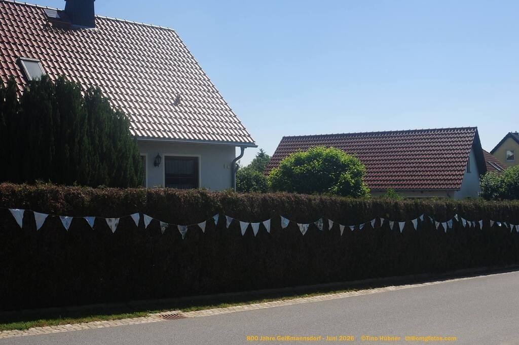Geißmannsdorf-2026-Ortsbilder-655 | Geißmannsdorf bei Bischofswerda im Sommer 2026. Ein fotografischer Streifzug durch das Dorf Geißmannsdorf, mit Gebäuden, Straßen, Strohpuppen und geschmückten Vorgärten und Grundstücken anlässlich der 800-Jahr-Feier von Geißmannsdorf im Juni 2026 - Realisiert mit Pictrs.com