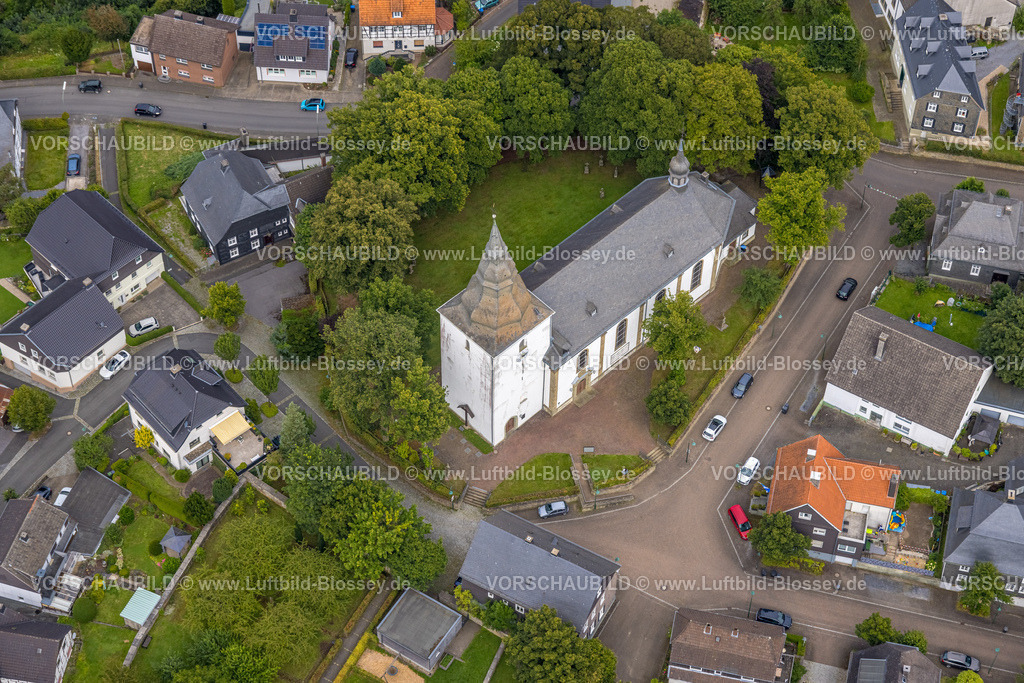 Warstein240713736Belecke | Luftbild, kath. St. Pankratius Kirche im Ortszentrum Belecke, Warstein, Sauerland, Nordrhein-Westfalen, Deutschland