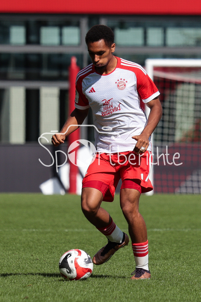 FC Bayern Muenchen U19 - TSV 1860 Muenchen U19 | Vincent MANUBA (FCB #2) am Ball / Freisteller / Einzelfoto