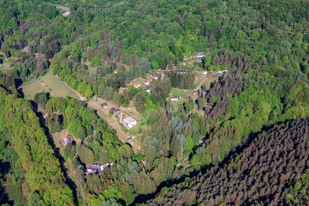 Luftbild: Siedlung im Wald in Eppenbrunn im Bundesland Rheinland-Pfalz in Deutschland. Foto: IMG_40865(40678).jpg vom 08.05.2011 durch Werner Riehm/FLY-FOTO.deAuflösung des Originals: 4752 x 3168 px