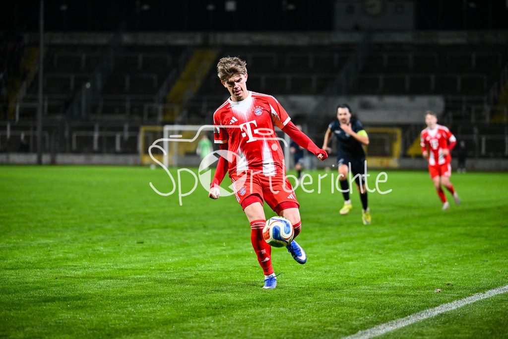 FC Bayern Amateure - SpVgg Unterhaching | MÜNCHEN, DEUTSCHLAND - 24. FEBRUAR: am Ball Guido DELLA ROVERE (FC Bayern München II 10) / Einzelfoto / Freisteller während dem Spiel zwischen den Amateuren des FC Bayern München und der SpVgg Unterhaching am 25. Spieltag der Regionalliga Bayern im Grünwalder Stadion