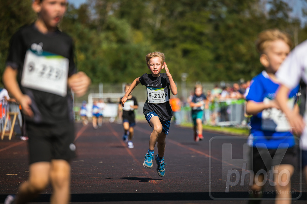 16. Hoywoj-CityLauf im Sportforum Hoyerswerda - 16.09.2023 | 1km VBH-Grundschul-Lauf 2. Klassen - Realisiert mit Pictrs.com