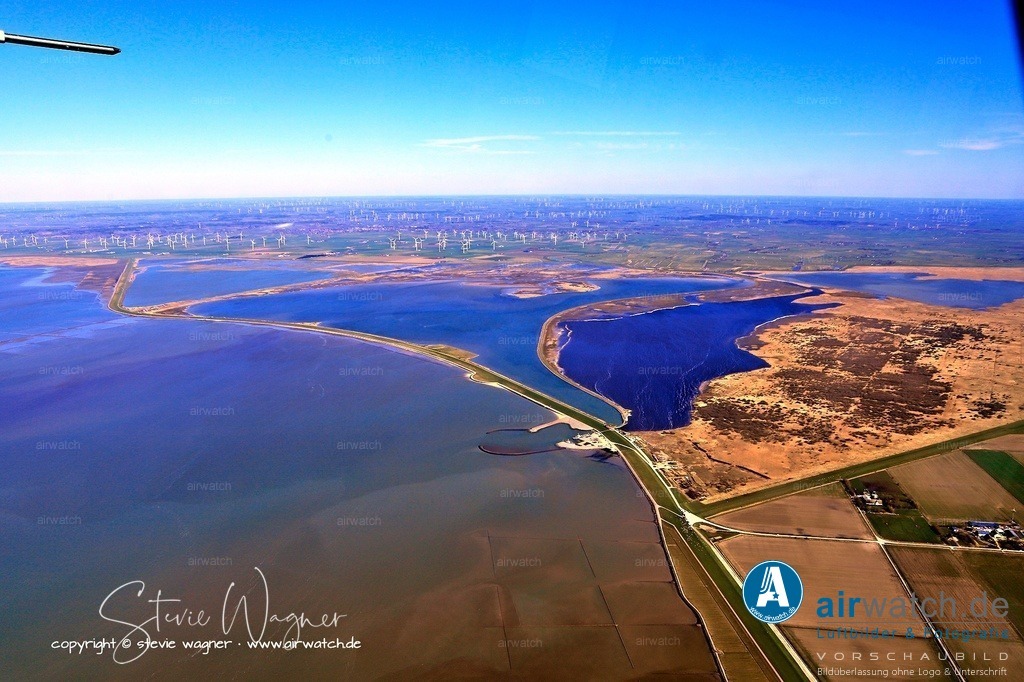 Luftbilder Nordstrand & Beltringharder Koog | Bei Ebbe sinkt der Wasserstand außerhalb des Deiches. Sobald der Druck des gespeicherten Binnenwassers größer ist als der äußere Wasserdruck, öffnen sich die Tore automatisch – es beginnt der sogenannte Sielzug. Das Binnenwasser kann dann gravitationsgestützt in die Nordsee abfließen.