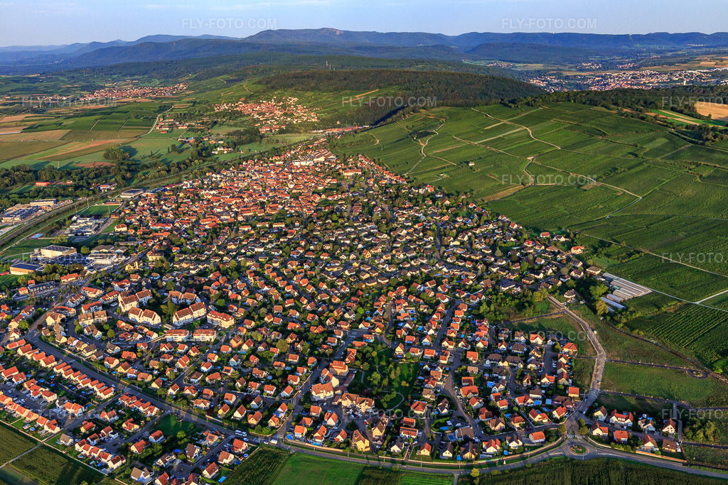 Aerial view: View of the town from the east in Marlenheim in the state Bas-Rhin, France. – Photo: IMG_138029.jpg taken on 08/19/2023 by Werner Riehm/FLY-FOTO.com – Resolution of the original: 5472 x 3648 px
