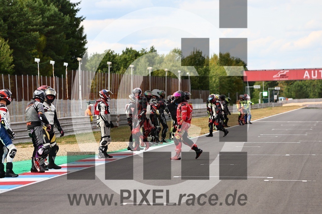 startendurance-20250830_07277 | Schöne Erinnerungen an spannende Momente - das festzuhalten ist unser Job. PIXELrace.de ist seit 2003 auf den Rennstrecken Europas unterwegs um die Action draußen beim Fahren und die wunderbare Stimmung imm Fahrerlager für euch einzufangen.