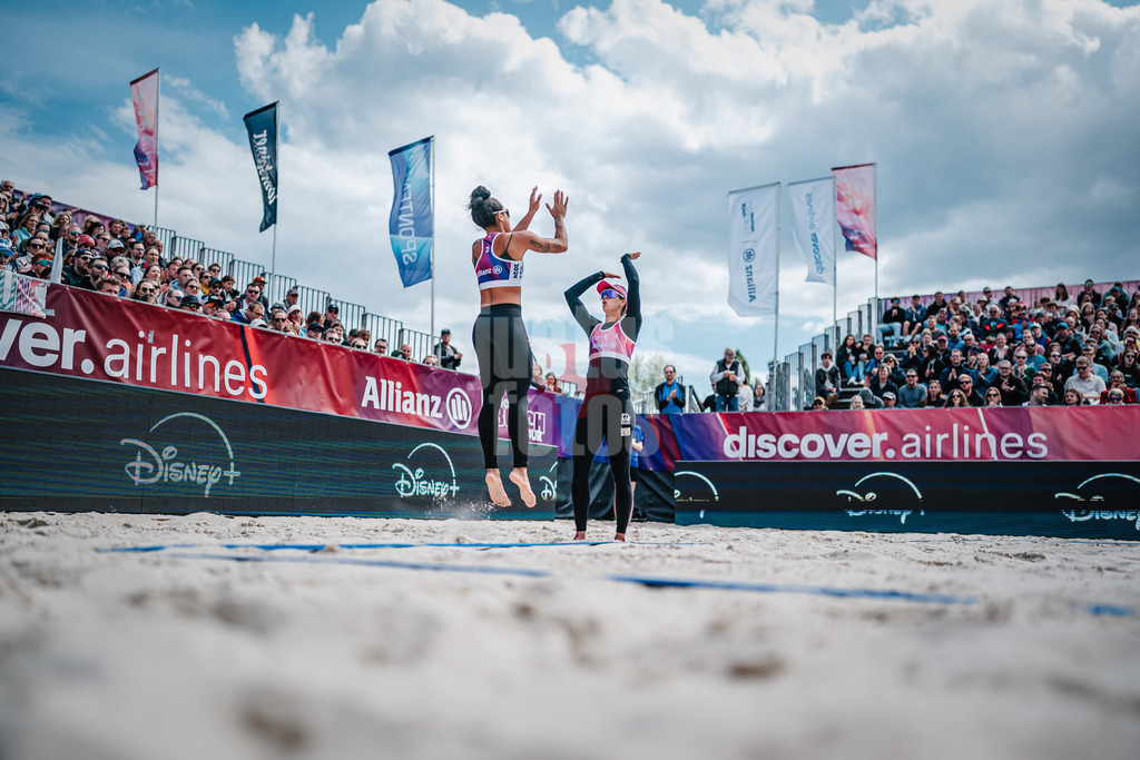 Beachvolleyball | Frauen | German Beach Tour 2024 | Tourstop Bremen | 09.06.2024 | v.l. Thainara Mylena Feitosa de Oliveira und Andressa Cavalcanti Ramalho (BRA) beim Einlauf in die Arena