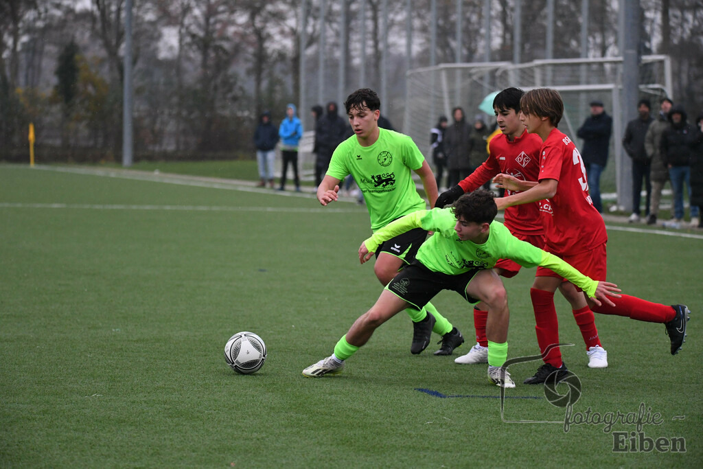 JFV Edewecht-Osnabrücker SC | C-Jugend Landesliga; JFV Edewecht (grün)-Osnabrücker SV (rot) am 18.11.2023; in Edewecht (Sportanlage Göhlenweg), Photo: Philip Eiben 2023 - Realisiert mit Pictrs.com