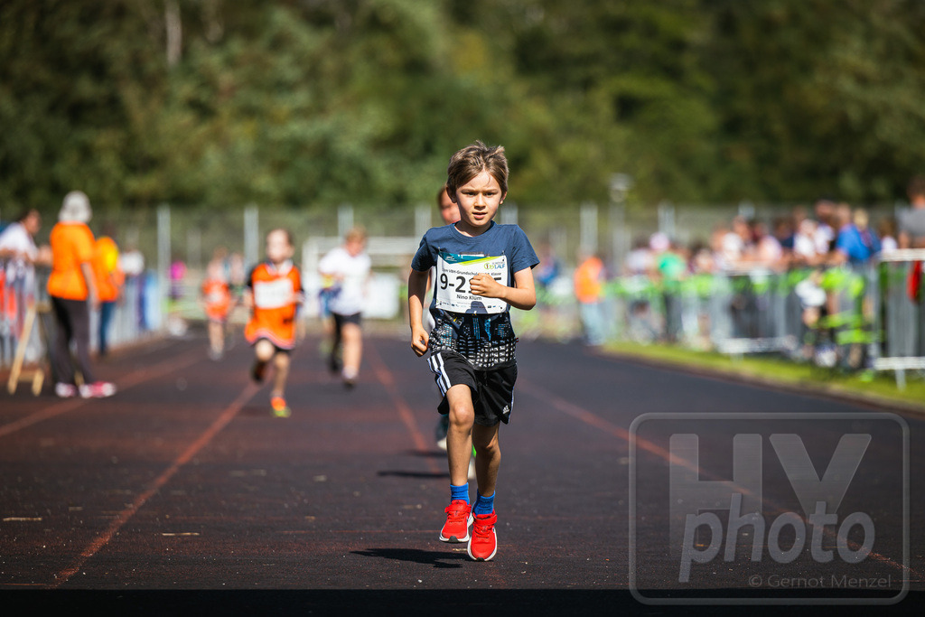 16. Hoywoj-CityLauf im Sportforum Hoyerswerda - 16.09.2023 | 1km VBH-Grundschul-Lauf 2. Klassen - Realisiert mit Pictrs.com