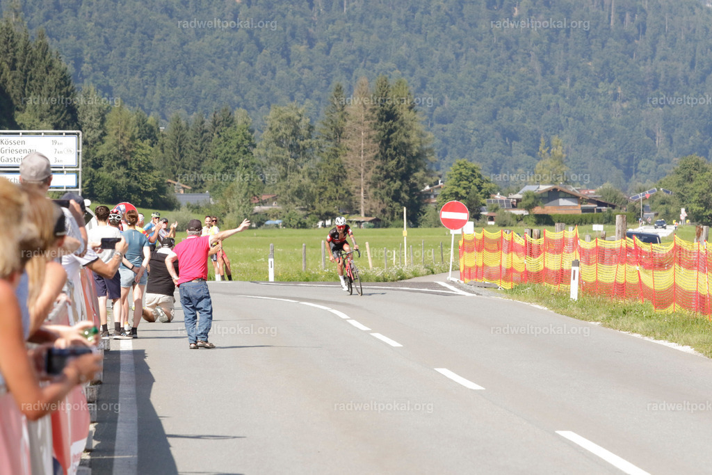 1188_20230817_Bewerb_Maenner_Muehlanger | AUT - OESTERREICH, 2023-08-16: SPORT RENNRAD-FAHREN - 55. INTERNATIONALER RADWELTPOKAL IN ST. JOHANN IN TIROL  - Vintage-Radrennen mit WM-Bronze-Medaillen-Siegerin Christina Schweinberger, den Teilnehmer und Alexander Baumann (vom Orginastions-Team) - TAG 2 BEWERB MAENNER IN SECHS GRUPPEN  ; Foto: Roland Muehlanger