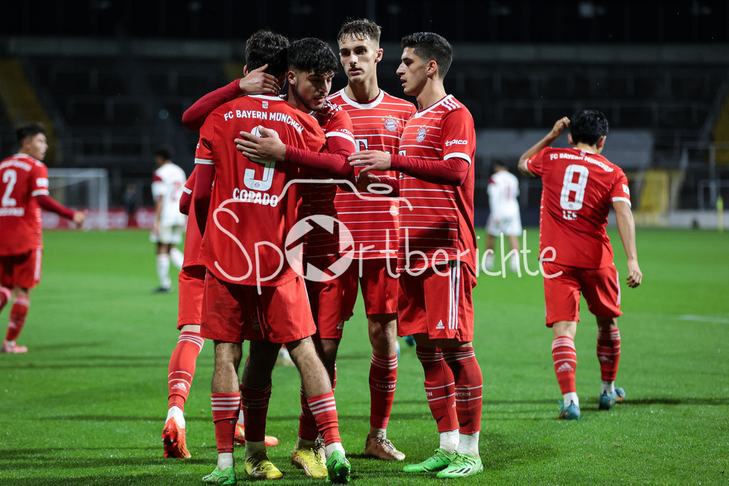 FC Bayern Amateure - 1. FC Nuernberg II | Die Amateure freuen sich ueber den Treffer zum 1-1 durch Lucas Copado Schrobenhauser (FCB #9)