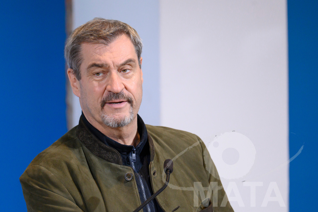 _DWI8118 | Bayerns Ministerpräsident Markus Söder (CSU) bei einer Pressekonferenz im Lokschuppen. Rosenheim, 02.12.2025 Bayern Deutschland - Realized with Pictrs.com