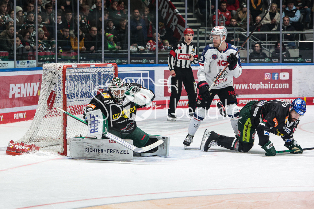 Augsburger Panther - Nürnberg ICE Tigers | Markus Keller hat den Puck in seiner Fanghand