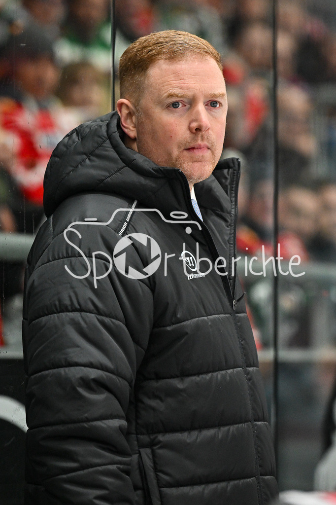 Augsburger Panther - Nürnberg Ice Tigers | AUGSBURG, GERMANY - 23. DECEMBER: im Bild Mich O´KEEFE Headcoach Nürnberg Ice Tigers / Einzelfoto / Freisteller während dem Match zwischen den Augsburger Panthern und den Nürnberg Ice Tigers am 31. Spieltag der Penny DEL im Curt Frenzel Stadion