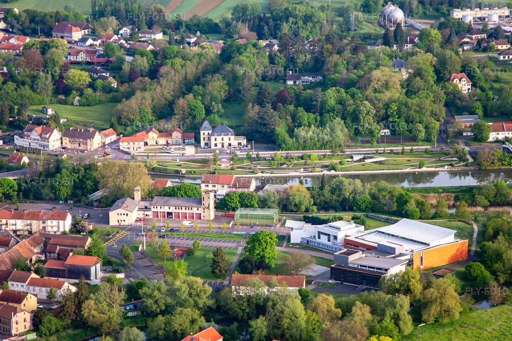 Vue aérienne: Parcours des cigognes / Promenade des cigognes sur le canal des Houillères de la Sarre à Sarralbe dans le département Moselle, France. Photo: IMG_140557.jpg prise le 01/05/2024 par Werner Riehm/FLY-FOTO.euRésolution de l'original: 5044 x 3362 px
