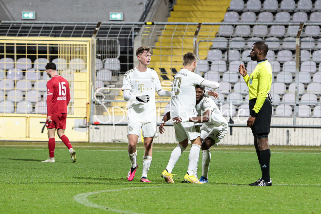 Türkgücü München - FC Bayern Amateure | Die Amateure freuen sich ueber das 3-0 druch Desire SEGBE AZANKPO (TGM #34)