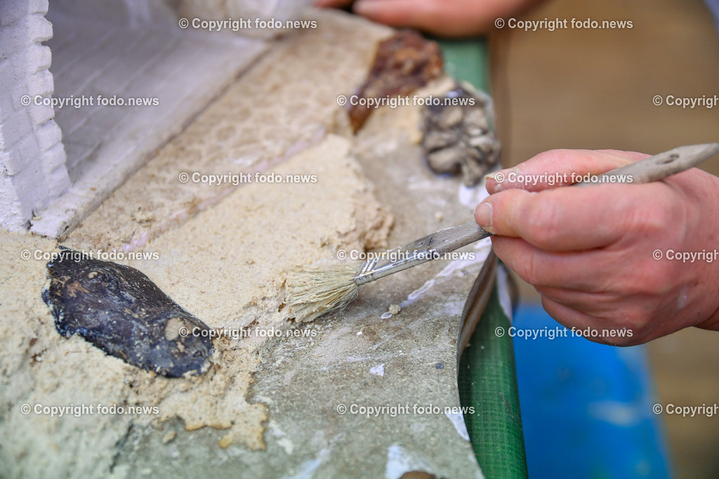 Krippenbauschule Geboltskirchen_ 15.11.2022-24 | 15.11.2022, Geboltskirchen, AUT, Krippenbauschule, im Bild der Boden wird aufgebracht 