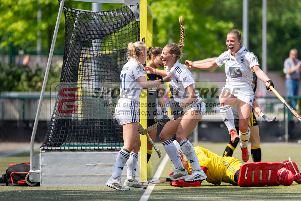 HK_20240511_100720 | 1.Bundesliga Damen Düsseldorfer HC - Harvestehuder THC am 11.5.2024 Düsseldorfer HC, Düsseldorf , Sara Strauss ( Düsseldorfer HC #11 ) , Sophia Schwabe ( Düsseldorfer HC #18 ) , Mabel Brands ( Düsseldorfer HC #7 ) , Krüger Rosa Torfrau ( Harvestehuder THC #32 )