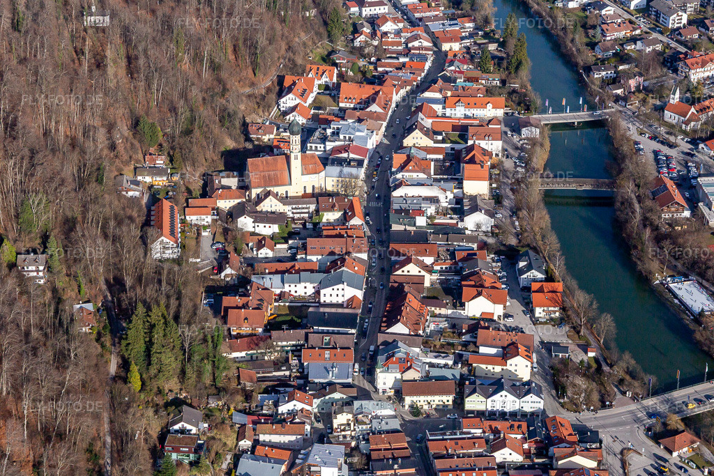 Luftbild: Altstadt an der Loisach in Wolfratshausen im Bundesland Bayern in Deutschland. Foto: IMG_139507.jpg vom 27.12.2023 durch Werner Riehm/FLY-FOTO.de