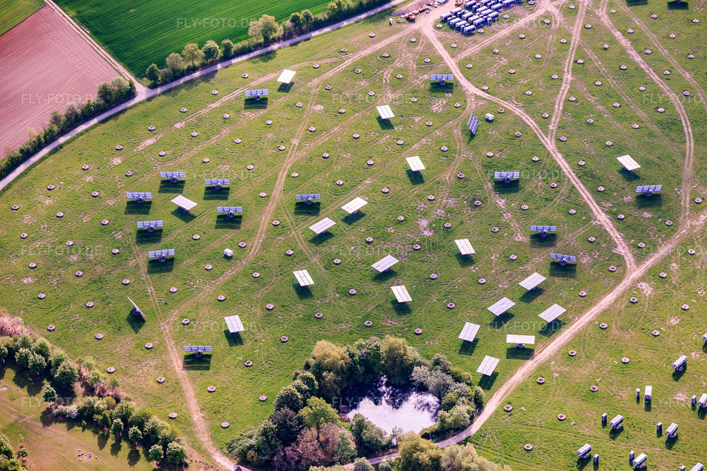 Luftbild: Baustelle zum Rückbau der Mover am Solarpark Gut Erlasee mit dem Sonnenstand nachgeführten Paneelen im Ortsteil Büchold in Arnstein im Bundesland Bayern in Deutschland.Foto: IMG_155647.jpg vom 03.05.2026 durch Werner Riehm/FLY-FOTO.deAuflösung des Originals: 6000 x 4000 pxPhotovoltaik Direktinvestment 2026 – 6–8 % Rendite | SunShine