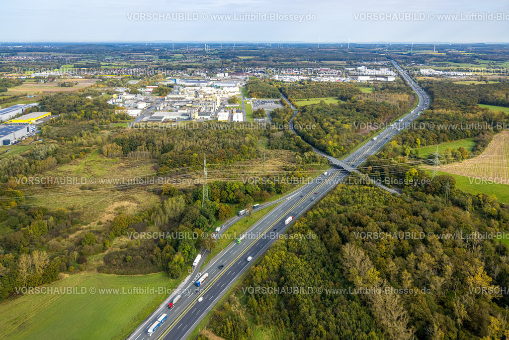 Hamm241015146 | Luftbild, Autobahn A2 und Rastplatz Im großen Klei, Gewerbegebiet Frielinghauser Straße mit EVERLAM Chemiewerk, DuPont Uentrop und DuBay Polymer, Fernsicht und Windräder, Uentrop, Hamm, Ruhrgebiet, Nordrhein-Westfalen, Deutschland