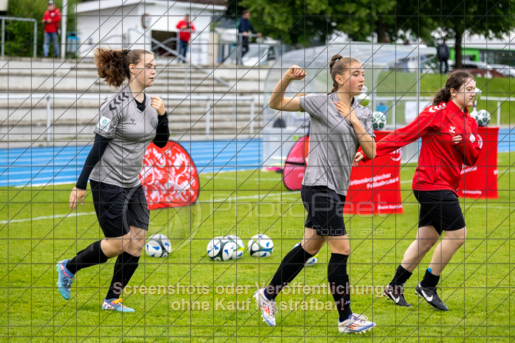 20250529_120734_0025 | #,  SGM Wendlingen-Ötlingen II (blau) vs. 1.FC Donzdorf II (schwarz), Fussball, Frauen-Bezirkspokal Finale Saison 2024/2025, Rasenplatz VfL Stadion Kirchheim, Jesinger Straße 105, 73230 Kirchheim, 29.05.2025 - 13:00 Uhr,Foto: PhotoPeet-Sportfotografie/Peter Harich
