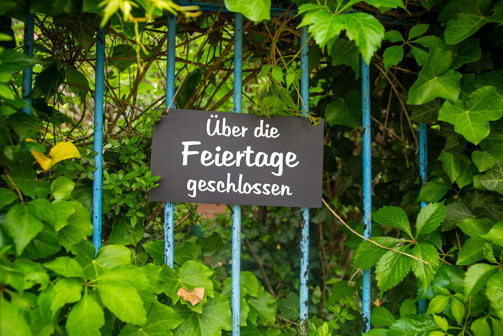 Symbolbild Betriebsferien: Schild am Garten mit der Aufschrift ÜBER DIE FEIERTAGE GESCHLOSSEN | Symbolbild Betriebsferien: Schild am Garten mit der Aufschrift ÜBER DIE FEIERTAGE GESCHLOSSEN - Realisiert mit Pictrs.com