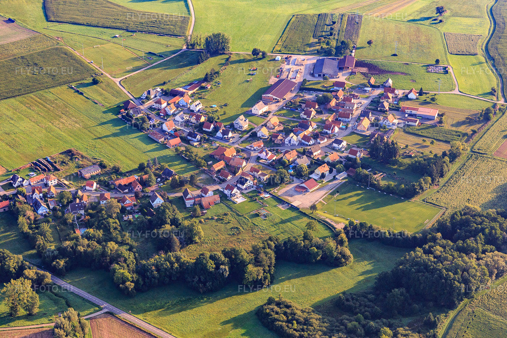 Vue aérienne: Le quartier de Hinterfeld vu du sud à Walbourg dans le département Bas Rhin, France – .Photo: IMG_138080.jpg prise le 19/08/2023 par Werner Riehm/FLY-FOTO.eu – Résolution de l'original: 5472 x 3648 px