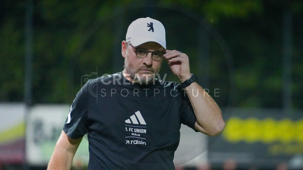 Fußball, Herren, Saison 2025/2026, Testspiel, Freundschaftsspiel, FSV 63 Luckenwalde vs. 1.FC Union Berlin, Mittwoch 08.10.2025, Werner-Seelenbinder-Stadion Luckenwalde, | Fußball, Herren, Saison 2025/2026, Testspiel, Freundschaftsspiel, FSV 63 Luckenwalde vs. 1.FC Union Berlin, Mittwoch 08.10.2025, Werner-Seelenbinder-Stadion Luckenwalde, Im Bild: Steffen Baumgart (Trainer 1.FC Union Berlin) - Realisiert mit Pictrs.com