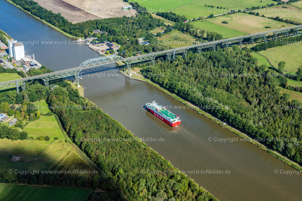Hochdonn_Eisenbahnhochbrücke_Nord_Ostsee_Kanal_Schiffe_ELS_2279200922 | HOCHDONN 20.09.2022 Eisenbahn- Brückenbauwerk zur Streckenführung der Bahn- Gleise " Hochdonn " in Hochdonn über den Nord Ostsee Kanal im Bundesland Schleswig-Holstein, Deutschland. // Railway bridge construction for routing the railway tracks "Hochdonn" in Hochdonn over the North Baltic Sea Canal in the state Schleswig-Holstein, Germany. Foto: Martin Elsen