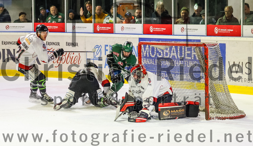 2023-11-12_127_TSV_Erding_gegen_EHC_Koenigsbrunn | Erding, Deutschland, 12.11.2023:
Eishockey, Bayernliga Vorrunde 2023 / 2024, 9. Spieltag, TSV Erding gegen EHC Königsbrunn, Endergebnis: 3:2

Erik Modlmayr (Erding Gladiators, #21), Torwart Stefan Vajs (EHC Königsbrunn, #32)

Foto: Christian Riedel / fotografie-riedel.net