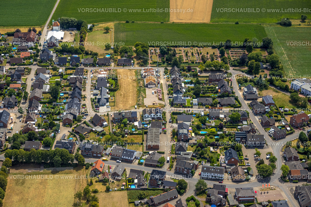 Wesel220703372 | Luftbild, Wohnsiedlung mit Baustelle zwischen Keltenstraße und Gotenstraße, Friedhof Bislich, Bislich, Wesel, Niederrhein, Nordrhein-Westfalen, Deutschland
