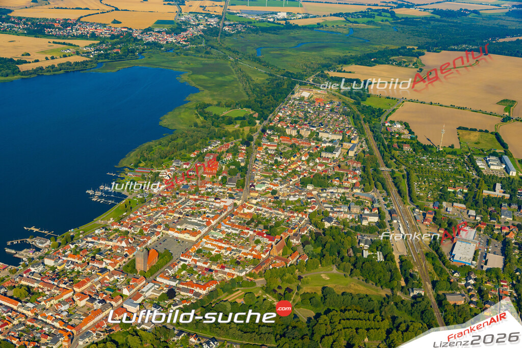 Klassische Luftaufnahme ohne Drohne zeigt: bei Ribnitz-Damgarten - Die Luftbildaufnahme wurde 2025 vom UL-Flugzeug heraus erstellt ( keine Drohnenaufnahme ) - Hochauflösende Luftaufnahme -Nicht vergleichbar mit Google Maps oder Satelittenbilder- Die Geschenkidee !Mit Lizenz und Bildrechte bestellbar