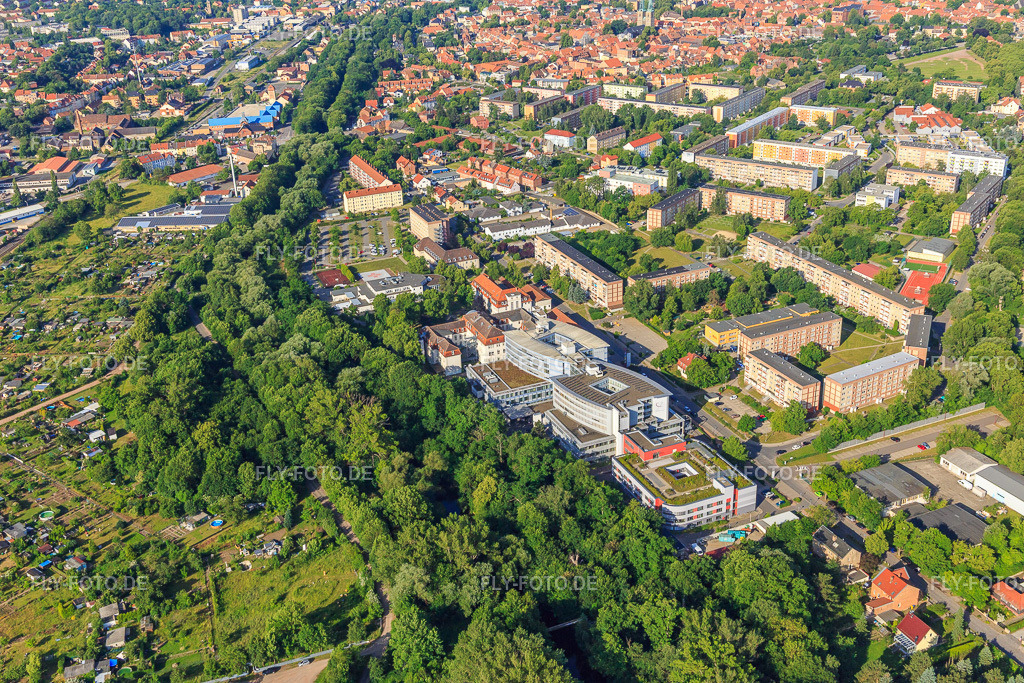 Harzklinikum - Standort Quedlinburg aus Nordosten https://harzklinikum.com/ | Luftbild: Harzklinikum - Standort Quedlinburg aus Nordosten https://harzklinikum.com/ in Quedlinburg im Bundesland Sachsen-Anhalt in Deutschland. Foto: IMG_148261.jpg vom 14.06.2025 durch Werner Riehm/FLY-FOTO.de - Realisiert mit Pictrs.com