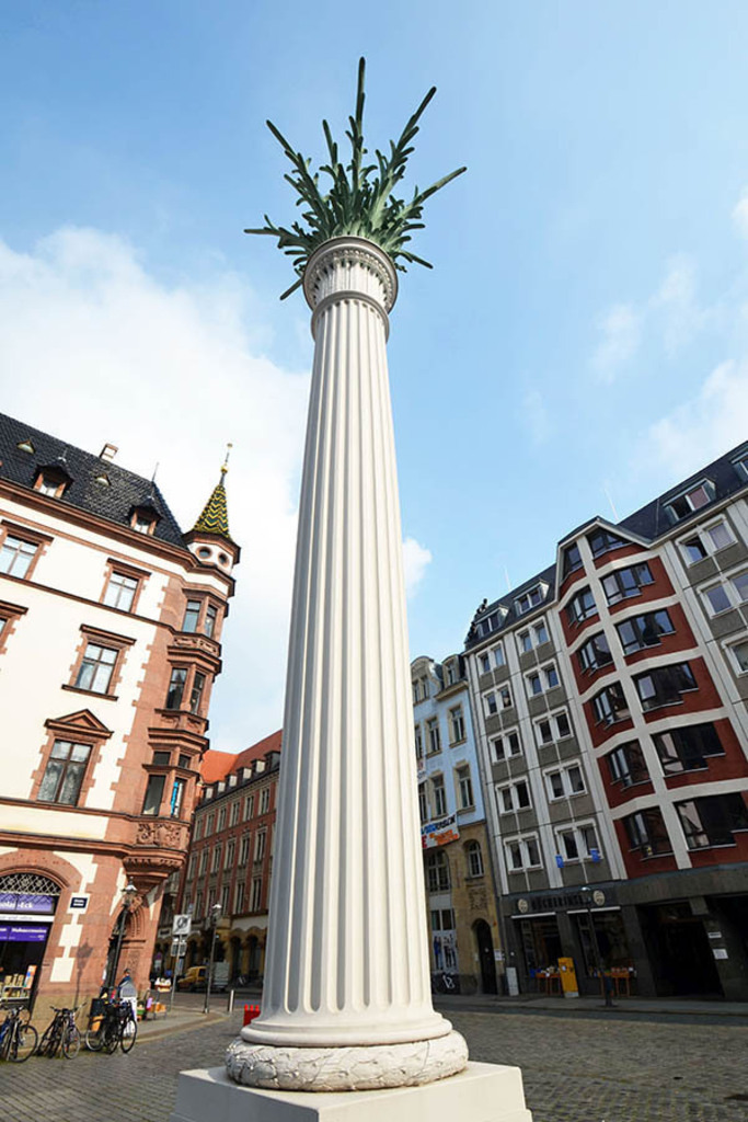 Foto: Leipzig - Nikolaisäule - Blick zur Ritterstraße | Das Team hinter BILDLEXIKON LEIPZIG bündelt historische wie aktuelle Informationen über die Stadt Leipzig in Text und Bild auf einer Plattform und stellt diese der interessierten Öffentlichkeit zur Verfügung.