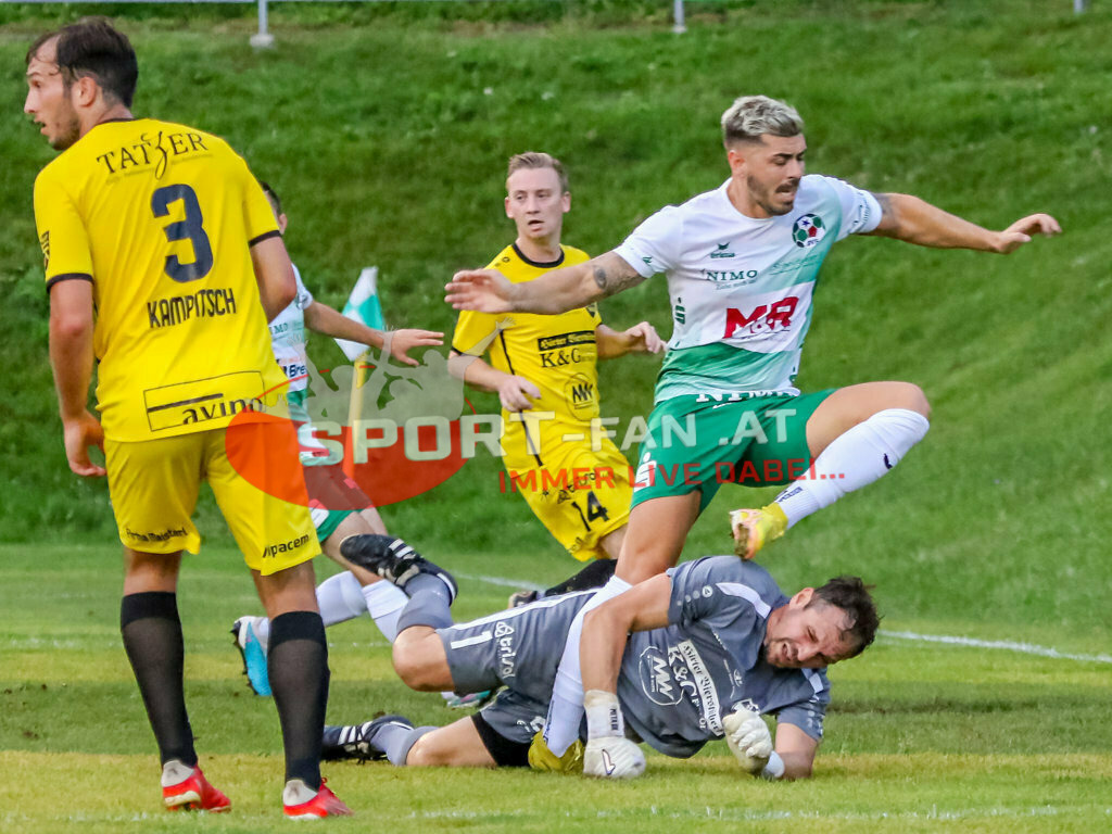 SV Feldkirchen - SC Launsdorf 2-1, Unterliga Ost | Raphael Regenfelder (SV Feldkirchen #23) Herbert Tammer (SC Launsdorf #1) Alexander Kampitsch (SC Launsdorf #3) Markus Leitgeb (SC Launsdorf #14) SV Feldkirchen - SC Launsdorf 2-1 am 23.08.2023 in Feldkirchen
(Modehaus NIMO Arena), Austria, (Photo by Ernst Krawagner sport-fan.at) - Realisiert mit Pictrs.com